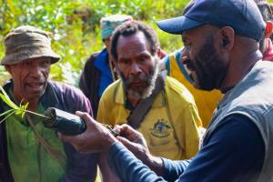 Jiwaka Province, Papua New Guinea | Forest Ecologist Tory Kuria demonstrating tree planting at Kumbam village in Jimi area | Alex Fanaso/WCS | IMG_3173