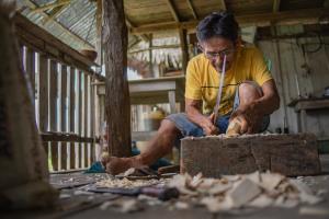Loreto, Peru | Artesanos de comunidades utilizando recursos maderables de manera sostenible para la elaboración y venta de sus productos | © Kevyn Arce - WCS Peru | Artesanos_© Kevyn Arce - WCS Perú